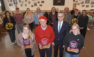 Bürgermeister Jörg Bierwirth (vorne, 2. von rechts) übergibt die Heimatpreise an die drei Preisträger. Melina Pellmann (vorne von links, Vorstand Trägerverein Church), Josef Kirchhoff (Schwalenberger Nachtwächter) und Antonia Jeske (Vorstand Jugendkreis Brakelsiek) neben diese stellvertretend für die Gruppen und Vereine entgegen. - Michaela Weiße