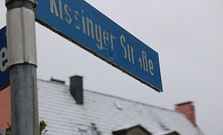 Am Tag danach erinnert nur noch ein Einschussloch in einem Straßenschild an den Großeinsatz. Die Kreuzung ist mit Schnee bedeckt. - Janet König