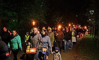 Große und kleine Teilnehmer beim Laternenfest der Feuerwehr Lemgo. - Nicole Ellerbrake