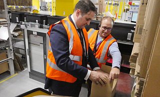 NRW-Europaminister und Chef der Staatskanzlei Nathanael Liminski (links) lässt sich vom Beller Amazon-Standortleiter René Hille das Verpacken zeigen. - Jost Wolf NRW-Europaminister und Chef der Staatskanzlei Nathanael Liminski (links) lässt sich vom Beller Amazon-Standortleiter René Hille das Verpacken zeigen. - Jost Wolf