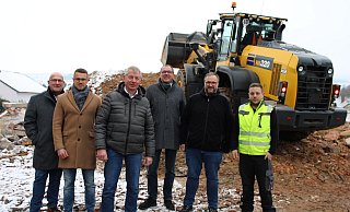Ulrich Hilker (CDU, von links), Marvin Rösch (Gemeinde Extertal), Bürgermeister Frank Meier, Detlef Korf (Zukunft Extertal), Axel Albert (Gemeinde Extertal) und Christopher Wienberg (CAW Abbruch) vor den abgerissenen Häusern Mittelstraße 45 und 47. - Lorraine Brinkmann Ulrich Hilker (CDU, von links), Marvin Rösch (Gemeinde Extertal), Bürgermeister Frank Meier, Detlef Korf (Zukunft Extertal), Axel Albert (Gemeinde Extertal) und Christopher Wienberg (CAW Abbruch) vor den abgerissenen Häusern Mittelstraße 45 und 47. - Lorraine Brinkmann
