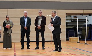 Kirsten Pielsticker (Leiterin Grundschule Hohenhausen, von links), Cajus Caesar (ehemaliger Bundestagsabgeordneter), Dr. Eike Stiller (Leiter Jacobischule) und Bürgermeister Mario Hecker eröffnen offiziell die sanierte Dreifeldhalle. - Lorraine Brinkmann Kirsten Pielsticker (Leiterin Grundschule Hohenhausen, von links), Cajus Caesar (ehemaliger Bundestagsabgeordneter), Dr. Eike Stiller (Leiter Jacobischule) und Bürgermeister Mario Hecker eröffnen offiziell die sanierte Dreifeldhalle. - Lorraine Brinkmann