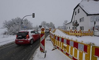 An der Ellernkrug-Kreuzung wird der Verkehr zunächst nach links geleitet, ein Stück weiter hinten ist die Fahrbahnseite dann gesperrt. - Jost Wolf