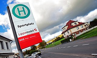 Eine der Bushaltestellen, die ausgebaut werden soll: der Sportplatz in Humfeld. - Nicole Ellerbrake Eine der Bushaltestellen, die ausgebaut werden soll: der Sportplatz in Humfeld. - Nicole Ellerbrake