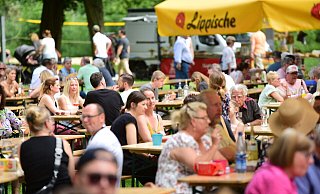 Zum Strohsemmelfest gibt es im Abteigarten Speisen aus aller Welt. - Archivfoto: Nicole Ellerbrake