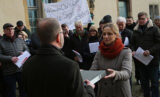 Dr. Stella Junger-Schwenner (Grüne), stellvertretende Bürgermeisterin von Horn-Bad Meinberg, übergibt Landesverbandsvorsteher Jörg Düning-Gast eine Petition zum sofortigen Stopp der Planungen von Windenergieanlagegen im Teutoburger Wald. - Martin Hostert