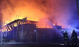 Mit mehreren Löschangriffen hat die Freiwillige Feuerwehr Bad Salzuflen den Brand eines KiTa-Neubaus im Elkenbreder Weg bekämpft. Rund 45 Einsatzkräfte waren in der Nacht zum Donnerstag vor Ort. - Daniel Hobein / Feuerwehr Bad Salzuflen Mit mehreren Löschangriffen hat die Freiwillige Feuerwehr Bad Salzuflen den Brand eines KiTa-Neubaus im Elkenbreder Weg bekämpft. Rund 45 Einsatzkräfte waren in der Nacht zum Donnerstag vor Ort. - Daniel Hobein / Feuerwehr Bad Salzuflen