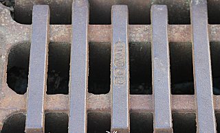 Ein sauberer Gully lässt das Wasser bei Starkregen besser ablaufen. Dafür will die Gemeinde Kalletal künftig stärker Sorge tragen. - Manfred Richter/Pixabay (Symbolbild)