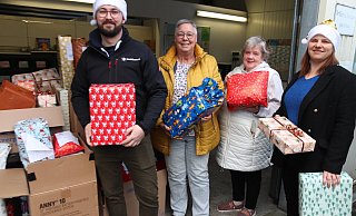 Christoph Grauting und Christina Flöter (rechts) von den Wirtschaftsjunioren übergaben die Geschenkpäckchen an die Tafel-Mitarbeiterinnen Kornelia Siebert (Zweite von links) und Birgitt Psiorz. - Knut Dinter Christoph Grauting und Christina Flöter (rechts) von den Wirtschaftsjunioren übergaben die Geschenkpäckchen an die Tafel-Mitarbeiterinnen Kornelia Siebert (Zweite von links) und Birgitt Psiorz. - Knut Dinter