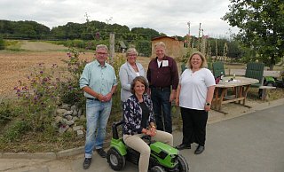 Die Landratskandidaten Meinolf Haase (von links), Heike Görder (hinten), Dr. Inga Loke sowie Dieter Hagedorn vom Landwirtschaftlichen Kreisverband und Ilka Kottmann in Hörste. - Tim Goersmeier/WLV