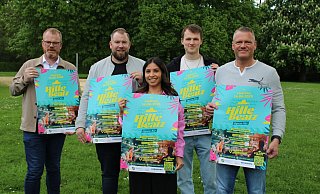 Party-Action auf der Liegewiese: Das planen Bürgermeister Friso Veldink (von links), Sören Teismann von der Event-Agentur "Hirschgold" mit Mitarbeiterin Vanessa Bunte und Julius Meier zu Biesen sowie Ideengeber Christian Beine vom TSV Hillentrup. - Annika Langhagel Party-Action auf der Liegewiese: Das planen Bürgermeister Friso Veldink (von links), Sören Teismann von der Event-Agentur "Hirschgold" mit Mitarbeiterin Vanessa Bunte und Julius Meier zu Biesen sowie Ideengeber Christian Beine vom TSV Hillentrup. - Annika Langhagel