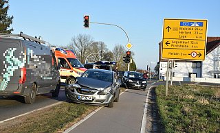 Zwei Personen wurden bei dem Unfall verletzt. - Jörn Fries Zwei Personen wurden bei dem Unfall verletzt. - Jörn Fries