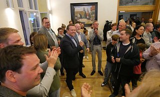 Mit Michael! Michael! Michael!-Rufen feiert die CDU im Horner Ratssaal Michael Ruttner (Mitte) als neuen Bürgermeister. - Jost Wolf Mit Michael! Michael! Michael!-Rufen feiert die CDU im Horner Ratssaal Michael Ruttner (Mitte) als neuen Bürgermeister. - Jost Wolf