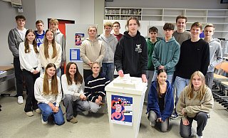 Mehr als 200 Jugendliche ab dem 9. Jahrgang haben am Niklas-Luhmann-Gymnasium an der U-18-Wahl teilgenommen. Ihre Stimmen werden in der von der Stadt zur Verfügung gestellten Wahlurne gesammelt. Foto: Karin Prignitz - Karin Prignitz