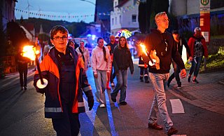 Mit brennenden Fackeln und bunt leuchtenden Laternen haben hunderte Menschen mit einem Lampionzug das Heimatfest er&ouml;ffnet. - Nicole Ellerbrake