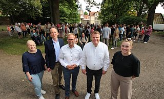 Kandidatendiskussion im Barntruper Schlosshof: Die Veranstaltung mit Borris Ortmeier (Mitte) und Oliver Humke (Zweiter von rechts) ist von Dr. Dedo von Kerssenbrock-Krosigk organisiert worden. Die LZ-Redakteurinnen Nadine Uphoff (links) und Lorraine Brinkmann moderieren. - Jens Rademacher