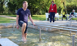 Auch der ehemalige Fußball-Nationalspieler Thomas Helmer hat sich von der Qualität der Kneipp-Becken in Bad Salzuflen bereits überzeugt. Jetzt lädt die Stadt zu einem Kneipp-Gesundheitstag ein. - Sandra Castrup Auch der ehemalige Fußball-Nationalspieler Thomas Helmer hat sich von der Qualität der Kneipp-Becken in Bad Salzuflen bereits überzeugt. Jetzt lädt die Stadt zu einem Kneipp-Gesundheitstag ein. - Sandra Castrup