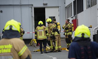 Die Feuerwehr bekämpfte eine massive Verrauchung in einer Industriehalle. - Blaulichtfotografen Die Feuerwehr bekämpfte eine massive Verrauchung in einer Industriehalle. - Blaulichtfotografen