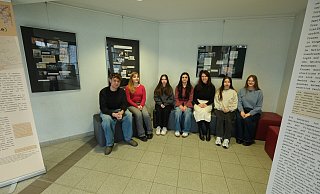 Schülerinnen und Schüler des Geschichtskurses, des Kunst-LKs und der Israel AG mit Lehramtsanwärterin Sonja Knöbl in der Ausstellung. - Sven Koch Schülerinnen und Schüler des Geschichtskurses, des Kunst-LKs und der Israel AG mit Lehramtsanwärterin Sonja Knöbl in der Ausstellung. - Sven Koch