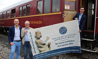 Frank Budde (Stiftung Denkmalschutz, von links) und Holger Brokemper ("WestLotto") stehen mit Betriebsleiter Raphael Kahlert vor dem historischen Speisewagen aus dem Jahr 1936. - Lorraine Brinkmann Frank Budde (Stiftung Denkmalschutz, von links) und Holger Brokemper ("WestLotto") stehen mit Betriebsleiter Raphael Kahlert vor dem historischen Speisewagen aus dem Jahr 1936. - Lorraine Brinkmann