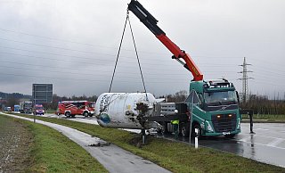 Wegen einer verlorenen Ladung war am Dienstagnachmittag die L616 in der Nähe der B1-Zufahrt gesperrt. - Jörn Fries Wegen einer verlorenen Ladung war am Dienstagnachmittag die L616 in der Nähe der B1-Zufahrt gesperrt. - Jörn Fries