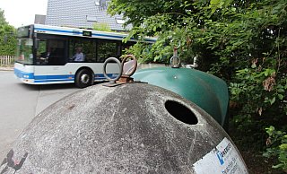 Immer mal wieder muss der Bauhof illegal entsorgten Müll an den Altglas- und Altkleidercontainer in der Stadt (hier an der Ecke Hudeweg/Herbergstraße) abholen. - Archivfoto: Wolfgang Becker