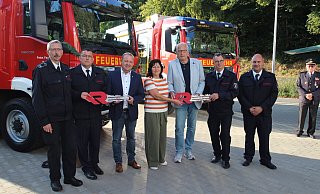 Während der Einweihung des Feuerwehrgerätehauses Kalletal werden symbolisch die Schlüssel für neue Fahrzeuge der Löschgruppen Talle und Bavenhausen übergeben (von links): Sebastian Thielsch (Einheitsführer der Löschgruppe Bavenhausen), Michael Little (stellvertretender Leiter der Feuerwehr Kalletal), Bürgermeister Mario Hecker, Ordnungsamtsleiterin Andrea Batzer, der stellvertretende Kalletaler Bürgermeister Dieter Hartwig aus Talle, Arnd Plettemeier (stellvertretender Leiter der Feuerwehr Kalletal) und Andreas Wagner (Einheitsführer der Löschgruppe Talle). - Jens Rademacher