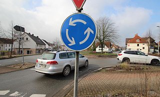 Besonders das kaputte Pflaster zur Mitte hin verwandelt die Fahrbahn des Kreisels inzwischen in eine regelrechte Buckelpiste. - Archivfoto: Jens Rademacher Besonders das kaputte Pflaster zur Mitte hin verwandelt die Fahrbahn des Kreisels inzwischen in eine regelrechte Buckelpiste. - Archivfoto: Jens Rademacher