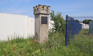 Gegenwärtig befindet sich die Grenzsäule eingezwängt zwischen dem Zaun einer Trinkwassergewinnungsanlage und der Schallschutzwand zur B 66. - Knut Dinter Gegenwärtig befindet sich die Grenzsäule eingezwängt zwischen dem Zaun einer Trinkwassergewinnungsanlage und der Schallschutzwand zur B 66. - Knut Dinter