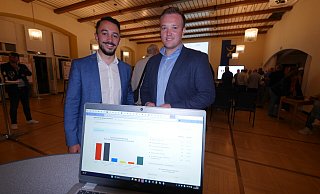 SPD-Bürgermeister-Kandidat Celil Celik (links, roter Balken) und CDU-Kandidat Michael Ruttner (rechts, schwarzer Balken) trennen nur 2,43 Prozent. Deshalb geht es für beide am 28. September in die Stichwahl. - Jost Wolf SPD-Bürgermeister-Kandidat Celil Celik (links, roter Balken) und CDU-Kandidat Michael Ruttner (rechts, schwarzer Balken) trennen nur 2,43 Prozent. Deshalb geht es für beide am 28. September in die Stichwahl. - Jost Wolf
