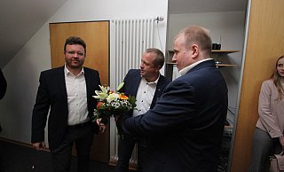 Wahlsieger Mario Hecker (Mitte) nimmt im Kalletaler Rathaus die Glückwünsche des Herausforderers Julian Gerber (CDU, links) und des CDU-Gemeindeverbandsvorsitzenden Marc Meierkord entgegen. - Jens Rademacher