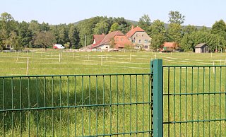 Blick vom Spielplatz an der Sandstraße in Richtung Waldstraße. Die Grünfläche dazwischen von Mergelweg rechts bis zur bestehenden Bebauung links ist seit vielen Jahren als Bauland ausgewiesen. Gebaut wurde dort bislang aber nicht. - Dieter Asbrock Blick vom Spielplatz an der Sandstraße in Richtung Waldstraße. Die Grünfläche dazwischen von Mergelweg rechts bis zur bestehenden Bebauung links ist seit vielen Jahren als Bauland ausgewiesen. Gebaut wurde dort bislang aber nicht. - Dieter Asbrock