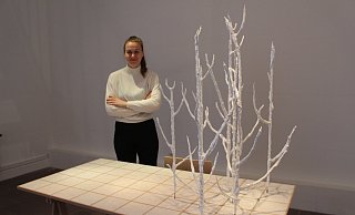 Einblick in die Ausstellung: Stipendiatin Paloma Riewe zeigt einen Tisch, aus dem Pflanzen empor zu wachsen scheinen. - Michaela Weisse Einblick in die Ausstellung: Stipendiatin Paloma Riewe zeigt einen Tisch, aus dem Pflanzen empor zu wachsen scheinen. - Michaela Weisse
