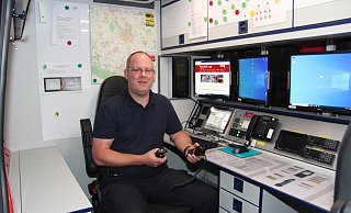 Benjamin Brinkmeyer ist neuer Leiter der Feuerwehr Lage. In der mobilen Einsatzzentrale ist er per Handy jederzeit erreichbar. - Cordula Gröne(LZ) Benjamin Brinkmeyer ist neuer Leiter der Feuerwehr Lage. In der mobilen Einsatzzentrale ist er per Handy jederzeit erreichbar. - Cordula Gröne(LZ)