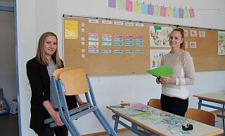 Die Lehrerinnen Edith Kemeny (links) und Isabell Blömeke bereiten den Klassenraum für 30 ukrainische Kinder vor, die nach den Osterferien in Augustdorf beschult werden sollen. - Nadine Uphoff