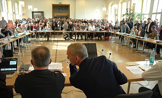 Denkwürdige Momente: Bürgermeister Stefan Rother bespricht sich vor Beginn der Ratssitzung im Horner Rathaussaal mit seinem Stellvertreter Ingo Barz (links). - Manfred Brinkmeier