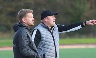Andre Schröder und Markus Rüschenpöhler (dahinter) geben seit Saisonbeginn gemeinsam die Richtung am Werresportplatz vor. - Sebastian Lucas