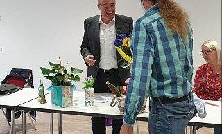 Friedrich Ehlert (links) bekommt Geschenke von den Fraktionschefs, hier von Volker Althoff (Grüne). Foto: Nadine Uphoff - Nadine Uphoff