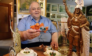 Seit fast 50 Jahren sammelt Wilfried Mellies mit großer Leidenschaft alles rund ums Hermannsdenkmal. Darunter auch "Kitsch und Kunst", wie er es nennt. Vom Salz-und-Pfeffer-Flugzeug bis zur Milchkuh ist alles dabei. - Yvonne Glandien Seit fast 50 Jahren sammelt Wilfried Mellies mit großer Leidenschaft alles rund ums Hermannsdenkmal. Darunter auch "Kitsch und Kunst", wie er es nennt. Vom Salz-und-Pfeffer-Flugzeug bis zur Milchkuh ist alles dabei. - Yvonne Glandien