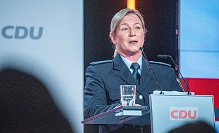 Eischnelllauf-Olympiasiegerin Claudia Pechstein in ihrer Uniform als Bundespolizistin beim CDU-Grundsatzkonvent Mitte Juni in Berlin. - Michael Kappeler/dpa Eischnelllauf-Olympiasiegerin Claudia Pechstein in ihrer Uniform als Bundespolizistin beim CDU-Grundsatzkonvent Mitte Juni in Berlin. - Michael Kappeler/dpa