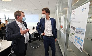 NRW-Verkehrsminister Hendrik Wüst (rechts) unterhält sich in der SmartFactory OWL mit Professor Stefan Witte, Vizepräsident der Technischen Hochschule OWL, über das Projekt RailCampus. - Jens Rademacher