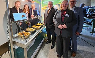 Freuen sich, Teil der KI-Ausstellung im NRW-Landtag zu sein: Nicolas Biere und Denise Spintzyk (Geschäftsführer der Bäckerei Biere), Kreishandwerksmeister Mickel Biere, Michael Lutter (Hauptgeschäftsführer der Kreishandwerkerschaft Paderborn-Lippe), Andrea Hegerbekermeier (Geschäftsführerin) und Meinolf Haase (Kreis Lippe, von links). - rw-system