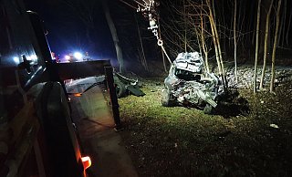 Das Auto ist nach dem Unfall auf der Extertalstraße kaum noch alssolches zu erkennen.  - Feuerwehr Barntrup