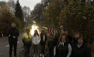 Die Trophagener mit ihrem Ortsausschussvorsitzenden Janik Wiemann (links) sind empört, wie schnell und zahlreich der Feierabendverkehr – hier aus Richtung Heiden – durchs Dorf rauscht. - Till Brand