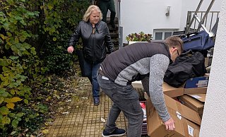 Räumung an der Lemgoer Leopoldstraße: Trotz Aufforderung wollte das Ehepaar die nicht bezahlte Ferienwohnung der Familie Seidel (Mitte: Christine Seidel) tagelang nicht verlassen. - Annika Langhagel