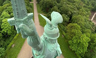 Der Hermann aus der Vogelperspektive. Er hat schon so viel kommen und gehen sehen; er w&uuml;rde die Pl&auml;ne f&uuml;r sein direktes Umfeld wohl mit einer gewissen Gelassenheit betrachtet. Andere sind da vor Mittwoch schon aufgeregter. - Landesverband Lippe