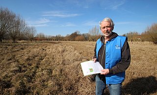 Bernd Mühlenmeier vom Nabu Lippe steht auf der Wiese in den Begaauen, auf der im Sommer noch einige Exemplare des seltenen Breitblättrigen Knabenkrauts blühen. - Jens Rademacher Bernd Mühlenmeier vom Nabu Lippe steht auf der Wiese in den Begaauen, auf der im Sommer noch einige Exemplare des seltenen Breitblättrigen Knabenkrauts blühen. - Jens Rademacher