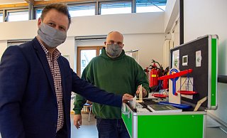Hendric Schwär-Fröhlich (links) vom Fachbereich Jugend und Schule der Stadt und Ian Modest von der Drogenberatung sind überzeugt, dass der Cannabis-Koffer bei der Suchtvorbeugung helfen kann. - Raphael Bartling