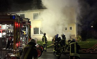 Ein Zimmerbrand in der Memeler Straße in Bad Salzuflen hat die Feuerwehr am frühen Dienstagmorgen beschäftigt. Ein Kind wurde leicht verletzt. - Daniel Hobein / Feuerwehr Bad Salzuflen Ein Zimmerbrand in der Memeler Straße in Bad Salzuflen hat die Feuerwehr am frühen Dienstagmorgen beschäftigt. Ein Kind wurde leicht verletzt. - Daniel Hobein / Feuerwehr Bad Salzuflen