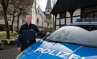Arnd Schweppe – hier vor dem Bürgerhaus in Hohenhausen – ist der neue Kontaktbeamte für die Kalletaler.  - Polizei